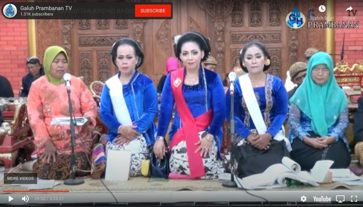 Tangkapan layar kanal YouTube Galuh Prambanan TV menampilkan deretan pesinden berkebaya dalam pentas karawitan.