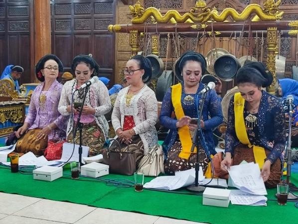 Lima pesinden berkebaya duduk berjajar di depan mikrofon dalam pentas yang disiarkan Galuh Prambanan TV.
