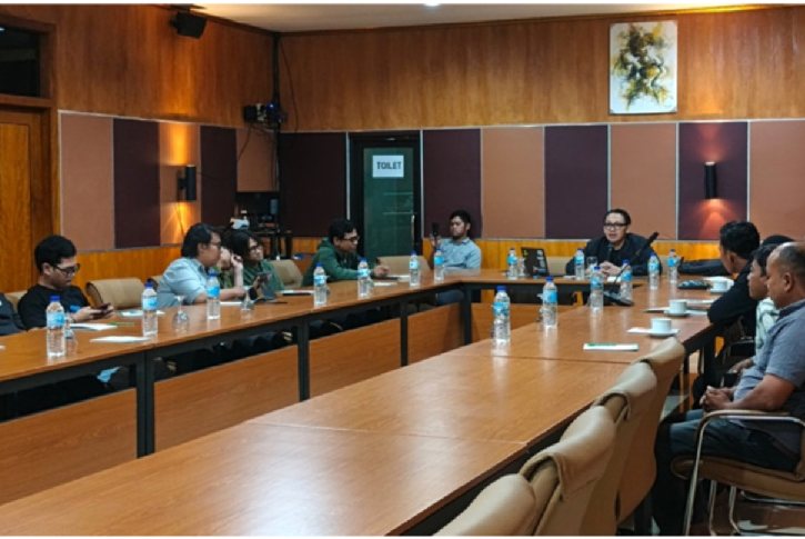 Peserta pelatihan duduk mengelilingi meja di bawah spanduk Optimalisasi Media Sosial Bali Buja dan Galuh Prambanan TV, Klaten, 28–30 November 2025.