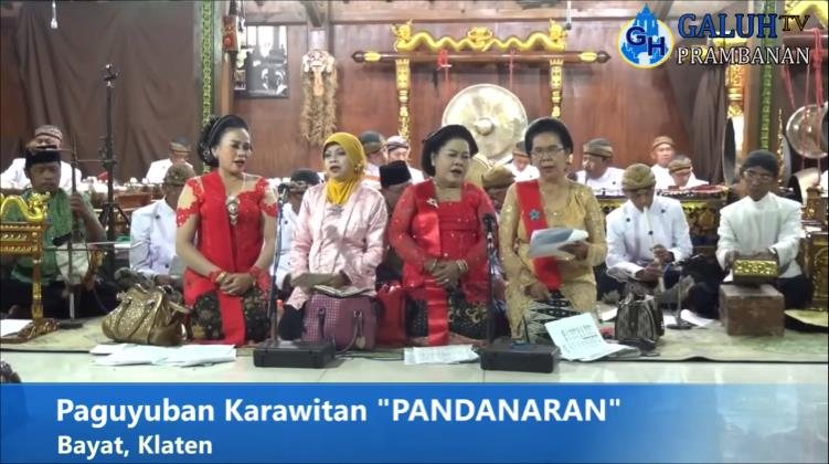 Pentas karawitan Paguyuban Pandanaran di Bayat, Klaten, dengan pengrawit dan pesinden lengkap di panggung.